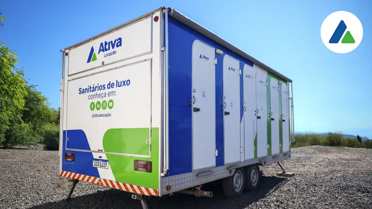 trailer-banheiro-luxo-Ativa-Locacao-com-pias-modernas-cabines-individuais-estrutura-movel-elegante-e-confortavel-para-eventos-premium-1200x675px