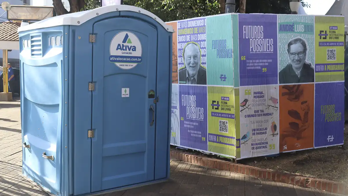 banheiro-portatil-Ativa-Locacao-azul-instalado-em-evento-externo-com-estrutura-de-acesso