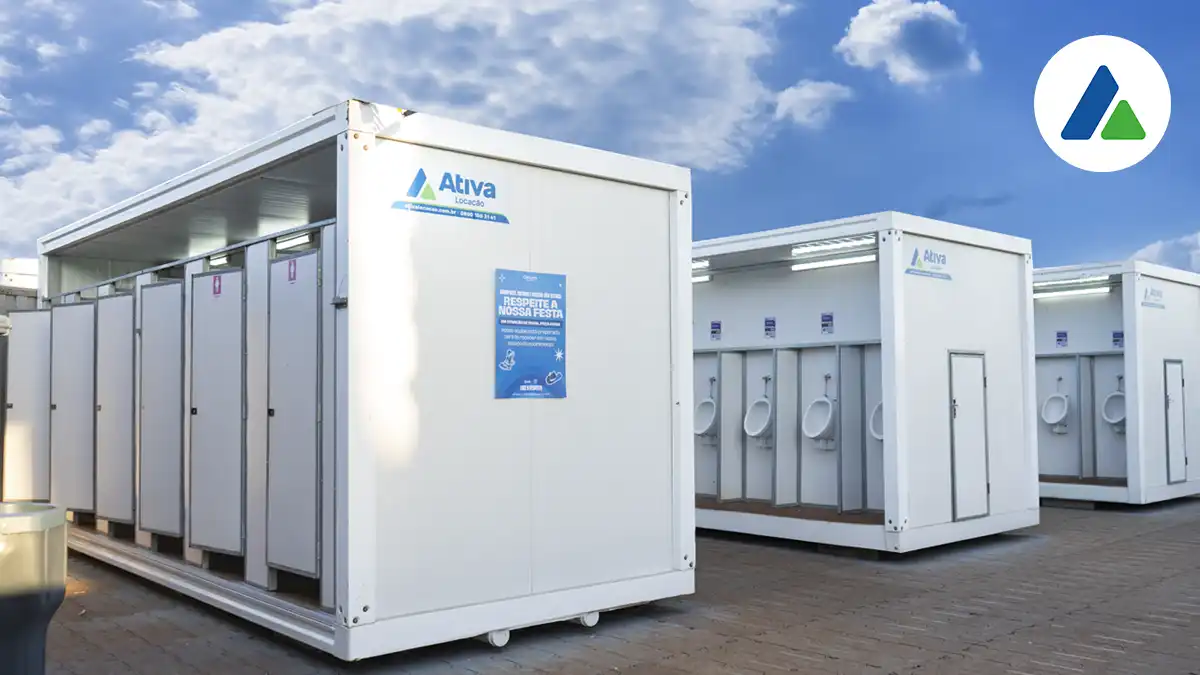 container-banheiros-modulares-portateis-Ativa-Locacao-instalados-em-eventos-estrutura-movel-higienica-e-pratica-para-festas-shows-e-obras